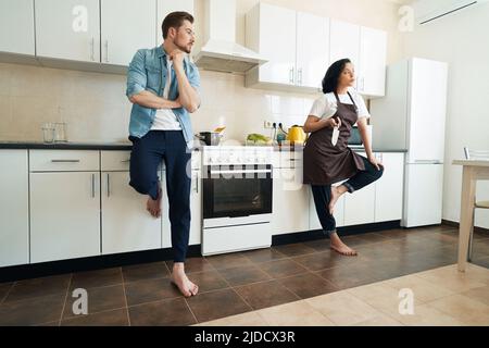 Beleidigte Hausfrau, die ihren Mann nach Konflikten ignorierte Stockfoto