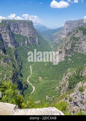 Die Vikos-Schlucht in der Zagori-Region des Pindus-Gebirges in Nordgriechenland vom Aussichtspunkt Beloi aus gesehen Stockfoto