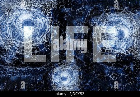 Drei Einschusslöcher im dunklen Glashintergrund Stockfoto