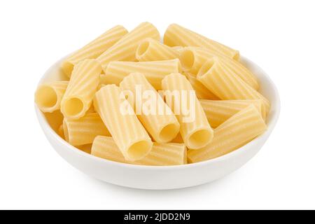 Rohe italienische Tortiglioni-Pasta in Keramikschale isoliert auf weißem Hintergrund mit voller Schärfentiefe Stockfoto