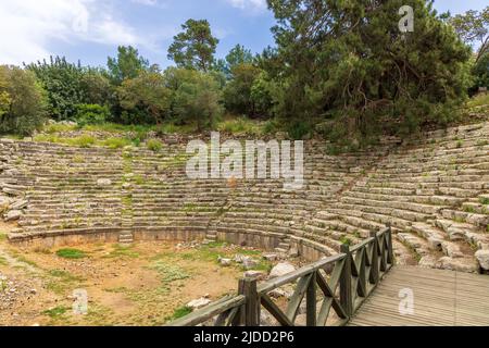 Das ursprünglich hellenistische Theater aus dem 1.. Jahrhundert v. Chr. lehnt sich an den Hügel der Akropolis in Phaselis, in der Nähe von Kemer in der Türkei. Stockfoto