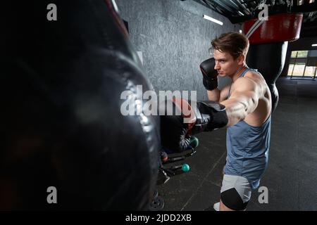 Boxer wirft geraden Schlag mit Bleihand Stockfoto