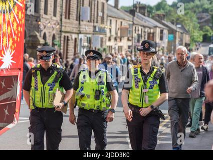 Polizeipräsenz beim Uppermill-Pfingstwettbewerb in Saddleworth, England. Stockfoto