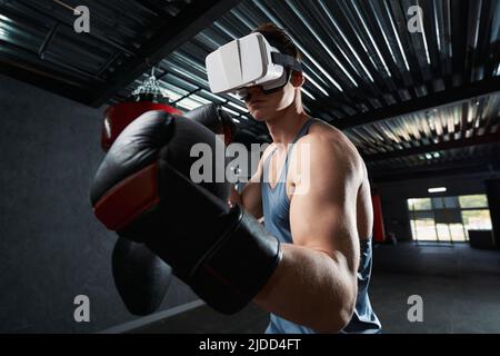 Professioneller Boxer übt Schläge in der virtuellen Realität Stockfoto