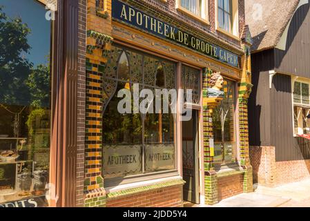 Enkhuizen, Niederlande, Juni 2022. Das alte Fenster einer Apotheke in Enkhuizen. Hochwertige Fotos Stockfoto