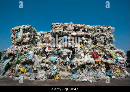 Italien, Montello (Provinz Bergamo) - Montello SPA. Anlage für die Sammlung, das Recycling und die Verwertung von Kunststoffabfällen, Kunststoffballen aufgeteilt Stockfoto