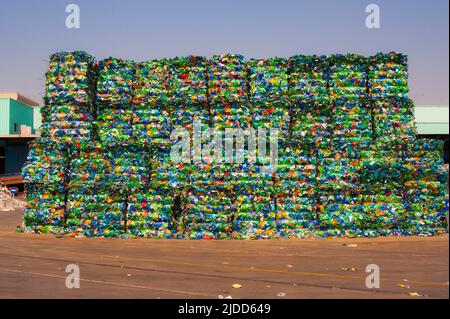 Italien, Montello (Provinz Bergamo) - Montello SPA. Anlage für die Sammlung, das Recycling und die Verwertung von Kunststoffabfällen, Kunststoffballen aufgeteilt Stockfoto