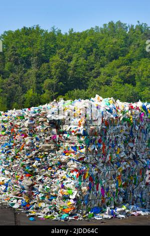 Italien, Montello (Provinz Bergamo) - Montello SPA. Anlage für die Sammlung, das Recycling und die Verwertung von Kunststoffabfällen, Kunststoffballen aufgeteilt Stockfoto