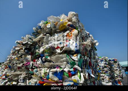 Italien, Montello (Provinz Bergamo) - Montello SPA. Anlage für die Sammlung, das Recycling und die Verwertung von Kunststoffabfällen, Kunststoffballen aufgeteilt Stockfoto