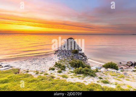 Typischer Bau von Basalt-Wellenbrechern am IJsselmeer in der Nähe der Stadt Hindeloopen in der Provinz Friesland bei Sonnenuntergang, Niederlande. Stockfoto