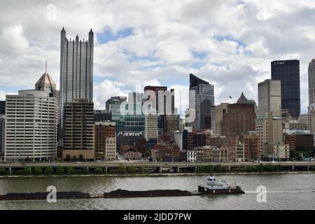 Die Skyline von Pittsburgh aus dem Viertel Southside Flats Stockfoto