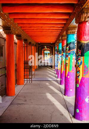 Hell gestrichene Kolonnade im Zentrum von plaza in Santa Fe, New Mexico Stockfoto