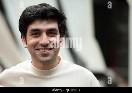 Borussia Monchengladbach, Deutschland. 14.. Juni 2022. Omid NEMAR, Schauspieler, Dreharbeiten zu „Our Wonderful Years“, am 14.. Juni 2022 im Monforts Quartier in Monechengladbach Quelle: dpa/Alamy Live News Stockfoto