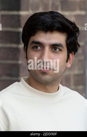 Borussia Monchengladbach, Deutschland. 14.. Juni 2022. Omid NEMAR, Schauspieler, filmt „Unsere wunderbaren Jahre“, am 14.. Juni 2022 im Monforts Quartier in Monechengladbach Quelle: dpa/Alamy Live News Stockfoto
