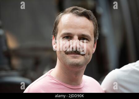 Borussia Monchengladbach, Deutschland. 14.. Juni 2022. *** Schauspieler Raphael WESTERMEYER filmt am 14.. Juni 2022 im Monforts Quartier in Monechengladbach "Unsere wunderbaren Jahre" Quelle: dpa/Alamy Live News Stockfoto