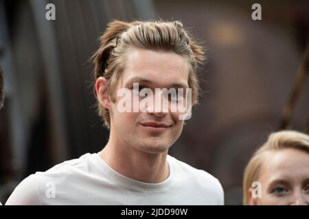 Borussia Monchengladbach, Deutschland. 14.. Juni 2022. Schauspieler Damian HARDUNG, Dreharbeiten, Unsere wunderbaren Jahre, am 14.. Juni 2022 im Monforts Quartier in Monechengladbach Quelle: dpa/Alamy Live News Stockfoto