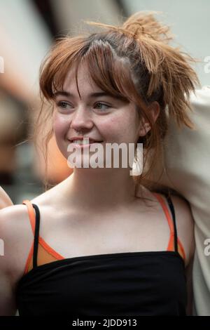 Borussia Monchengladbach, Deutschland. 14.. Juni 2022. Ella LEE, Schauspielerin, Dreharbeiten, unserewunderen Jahre, am 14.. Juni, 2022 im Monforts Quartier in Monechengladbach Quelle: dpa/Alamy Live News Stockfoto