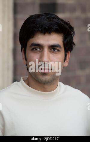 Borussia Monchengladbach, Deutschland. 14.. Juni 2022. Omid NEMAR, Schauspieler, Dreharbeiten zu „Our Wonderful Years“, am 14.. Juni 2022 im Monforts Quartier in Monechengladbach Quelle: dpa/Alamy Live News Stockfoto