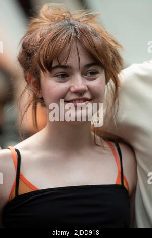 Borussia Monchengladbach, Deutschland. 14.. Juni 2022. Ella LEE, Schauspielerin, Dreharbeiten, unserewunderen Jahre, am 14.. Juni, 2022 im Monforts Quartier in Monechengladbach Quelle: dpa/Alamy Live News Stockfoto