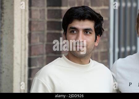 Borussia Monchengladbach, Deutschland. 14.. Juni 2022. Omid NEMAR, Schauspieler, Dreharbeiten zu „Our Wonderful Years“, am 14.. Juni 2022 im Monforts Quartier in Monechengladbach Quelle: dpa/Alamy Live News Stockfoto