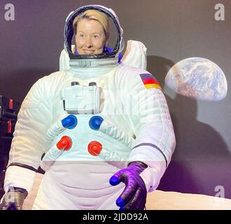 20. Juni 2022, Brandenburg, Schönefeld: Franziska Giffey (SPD), Regierende Bürgermeisterin in Berlin, steht bei einer Pressetour auf der Internationalen Luft- und Raumfahrtausstellung (ILA) hinter einem Astronauten-Anzug. Die Perspektive erweckt den Eindruck, dass sie den Anzug trägt. Foto: Burkhard Fraune/dpa Stockfoto