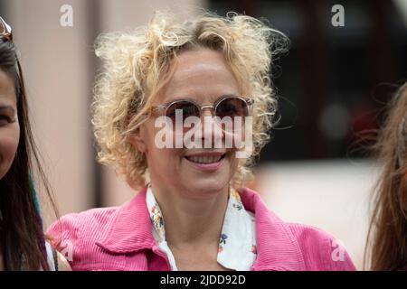 Borussia Monchengladbach, Deutschland. 14.. Juni 2022. Die Schauspielerin Katja RIEMANN filmt am 14.. Juni 2022 unsere wunderbaren Jahre im Monforts Quartier in Monechengladbach.Quelle: dpa/Alamy Live News Stockfoto
