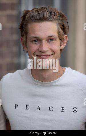 Borussia Monchengladbach, Deutschland. 14.. Juni 2022. Schauspieler Damian HARDUNG, Dreharbeiten, Unsere wunderbaren Jahre, am 14.. Juni 2022 im Monforts Quartier in Monechengladbach Quelle: dpa/Alamy Live News Stockfoto