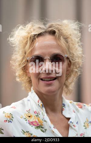 Borussia Monchengladbach, Deutschland. 14.. Juni 2022. *** Katja RIEMANN, Schauspielerin, Dreharbeiten, Unsere wunderbaren Jahre, am 14.. Juni, 2022 im Monforts Quartier in Monechengladbach Quelle: dpa/Alamy Live News Stockfoto
