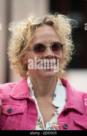 Borussia Monchengladbach, Deutschland. 14.. Juni 2022. *** Katja RIEMANN, Schauspielerin, Dreharbeiten, Unsere wunderbaren Jahre, am 14.. Juni, 2022 im Monforts Quartier in Monechengladbach Quelle: dpa/Alamy Live News Stockfoto