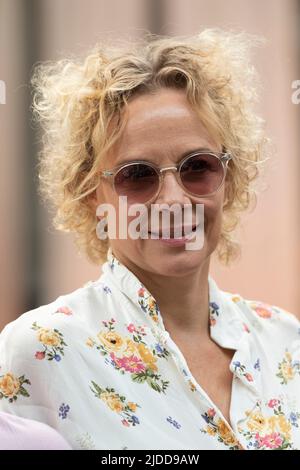 Borussia Monchengladbach, Deutschland. 14.. Juni 2022. Katja RIEMANN, Schauspielerin, Dreharbeiten zu „Unsere wunderbaren Jahre“, am 14.. Juni 2022 im Monforts Quartier in Monechengladbach Quelle: dpa/Alamy Live News Stockfoto