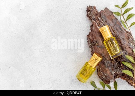 Arabian Oud Attar Oil - Parfüm in Glasflaschen. Ansicht von oben Stockfoto