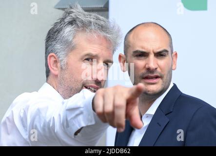 20. Juni 2022, Baden-Württemberg, Tübingen: Boris Palmer (l, Bündnis 90 die Grünen), Oberbürgermeister von Tübingen, und Danyal Bayaz (Bündnis 90/die Grünen), Finanzminister Baden-Württembergs, sprechen bei der feierlichen Grundsteinlegung für den Innovationscampus "Cyber Valley" in Tübingen. Das "Cyber Valley" ist Europas größte Forschungskooperation im Bereich der künstlichen Intelligenz mit Partnern aus Politik, Wissenschaft, Wirtschaft und Gesellschaft. Neben dem neuen Cyber Valley I Gebäude, das 2016 genehmigt wurde, umfasst das Gesamtkonzept für den Standort Tübingen zwei weitere ne Stockfoto