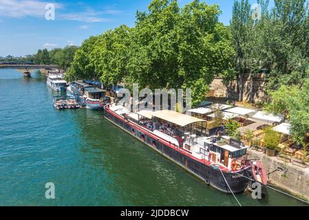 Schwimmendes Restaurant Péniche Marcounet an der seine (von der Pont Marie aus gesehen), Paris, Frankreich. Stockfoto