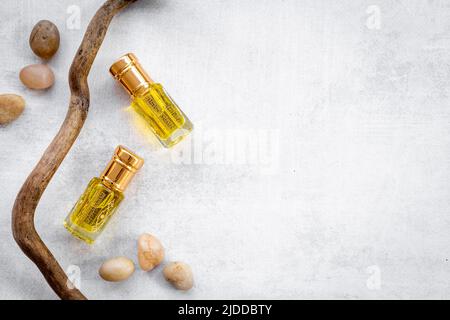 Arabian Oud Attar Oil - Parfüm in Glasflaschen. Ansicht von oben Stockfoto