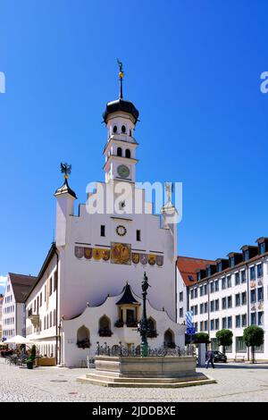 Historisches Rathaus und Straßenszene in der Altstadt von Kempten in Allgäu, Bayern, 11. Juni 2022. Stockfoto