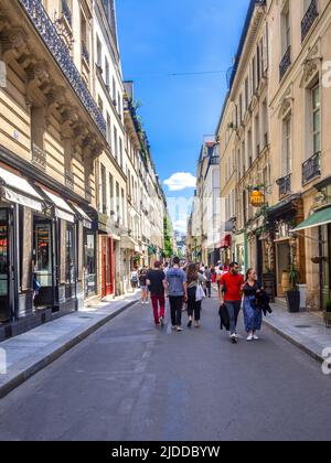 Überfüllte Straßenszene auf der Rue Saint-Louis en l'Ile, Paris Frankreich. Stockfoto