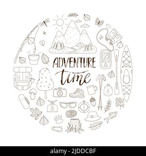 Doodle Set von touristischen Ausrüstung für Camping, Reisen, Picknick, Angeln. Schriftzug Adventure Time. Runde Komposition als Druck auf Kleidung, Karten, Web Stock Vektor