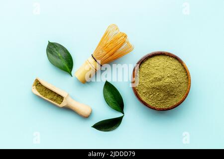 Grünes Matcha-Pulver in einer Schüssel mit Bambusbesen Stockfoto
