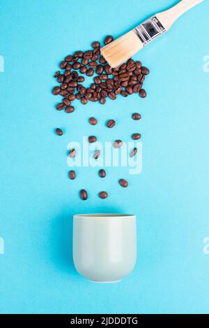 Pinsel Farben Wolke mit gerösteten Kaffeebohnen regnet in eine Tasse, eine Pause machen, mit einem Espresso zum Frühstück am Morgen, heiße Getränke, Copy Space Stockfoto