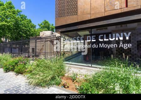 Moderne Architektur des Musée de Cluny (Nationalmuseum des Mittelalters) in der Rue du Sommerard, Paris 5, Frankreich. Stockfoto