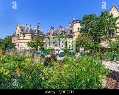 Musée de Cluny und öffentlicher Garten auf dem Platz Samuel Paty, Paris 5, Frankreich. Stockfoto