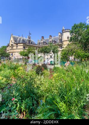 Musée de Cluny und öffentlicher Garten auf dem Platz Samuel Paty, Paris 5, Frankreich. Stockfoto