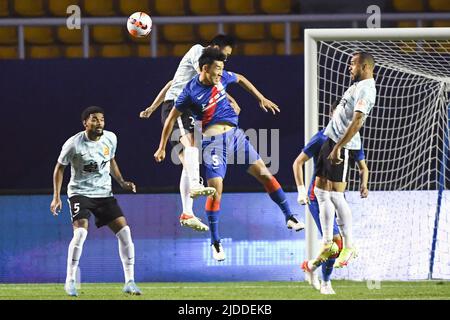(220620) -- DALIAN, 20. Juni 2022 20 (Xinhua) -- Zhu Chenjie (3. 2022 L) aus Shanghai Port wetteiferte während eines Spiels der Chinesischen Fußballvereinigung Super League (CSL) der Saison 2022 zwischen Shanghai Port und Wuhan, drei Städten in Dalian, nordöstlich der Provinz Liaoning, um einen Titel. (Xinhua/Wang Yijie) Stockfoto