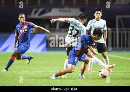(220620) -- DALIAN, 20. Juni 2022 (Xinhua) -- Zhou Junchen (vorne R) aus Shanghai Port steht während ihres Spiels der Chinesischen Fußballvereinigung Super League (CSL) in der Saison 2022 in Dalian, der nordöstlichen Provinz Liaoning, am 20. Juni 2022 mit Chen Yuhao aus Wuhan in drei Städten zusammen. (Xinhua/Wang Yijie) Stockfoto