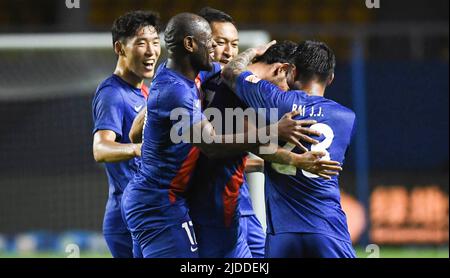 (220620) -- DALIAN, 20. Juni 2022 (Xinhua) -- Spieler von Shanghai Port feiern, nachdem sie während eines Spiels der chinesischen Fußballvereinigung Super League (CSL) in der Saison 2022 zwischen Shanghai Port und Wuhan drei Städten in Dalian, nordöstlich der chinesischen Provinz Liaoning, am 20. Juni 2022 einen Treffer erzielt haben. (Xinhua/Wang Yijie) Stockfoto