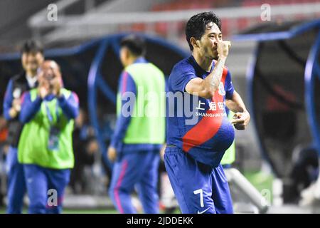 (220620) -- DALIAN, 20. Juni 2022 (Xinhua) -- Qian Jiegei aus dem Hafen von Shanghai feiert nach einem Spiel der Chinesischen Fußballvereinigung Super League (CSL) der Saison 2022 zwischen Shanghai Port und Wuhan, drei Städten in Dalian, nordöstlich der Provinz Liaoning, den 20. Juni 2022. (Xinhua/Wang Yijie) Stockfoto