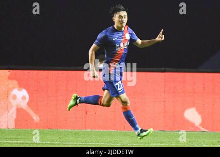 (220620 2022) -- DALIAN, 20. Juni 2022 (Xinhua) -- Zhu Jianrong aus dem Hafen von Shanghai feiert das Spiel der chinesischen Fußballvereinigung Super League (CSL) zwischen Shanghai Port und Wuhan, drei Städten in Dalian, nordöstlich der Provinz Liaoning, am 20. Juni 2022. (Xinhua/Wang Yijie) Stockfoto
