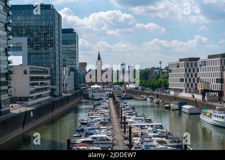 Rheinhafen in köln mit Kranhäusern bei Nacht. Rheinauhafen Stockfoto