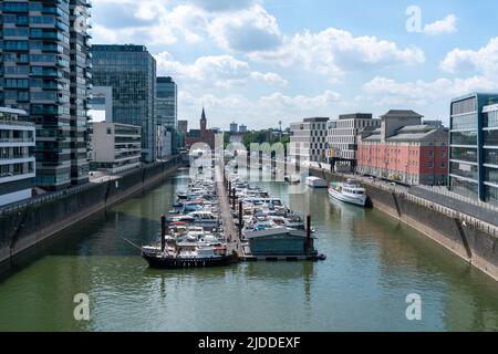 Rheinhafen in köln mit Kranhäusern bei Nacht. Rheinauhafen Stockfoto