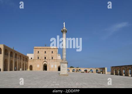 Blick auf den Platz des Heiligtums von Santa Maria di Leuca, einer Stadt in Süditalien in der Provinz Lecce. Stockfoto